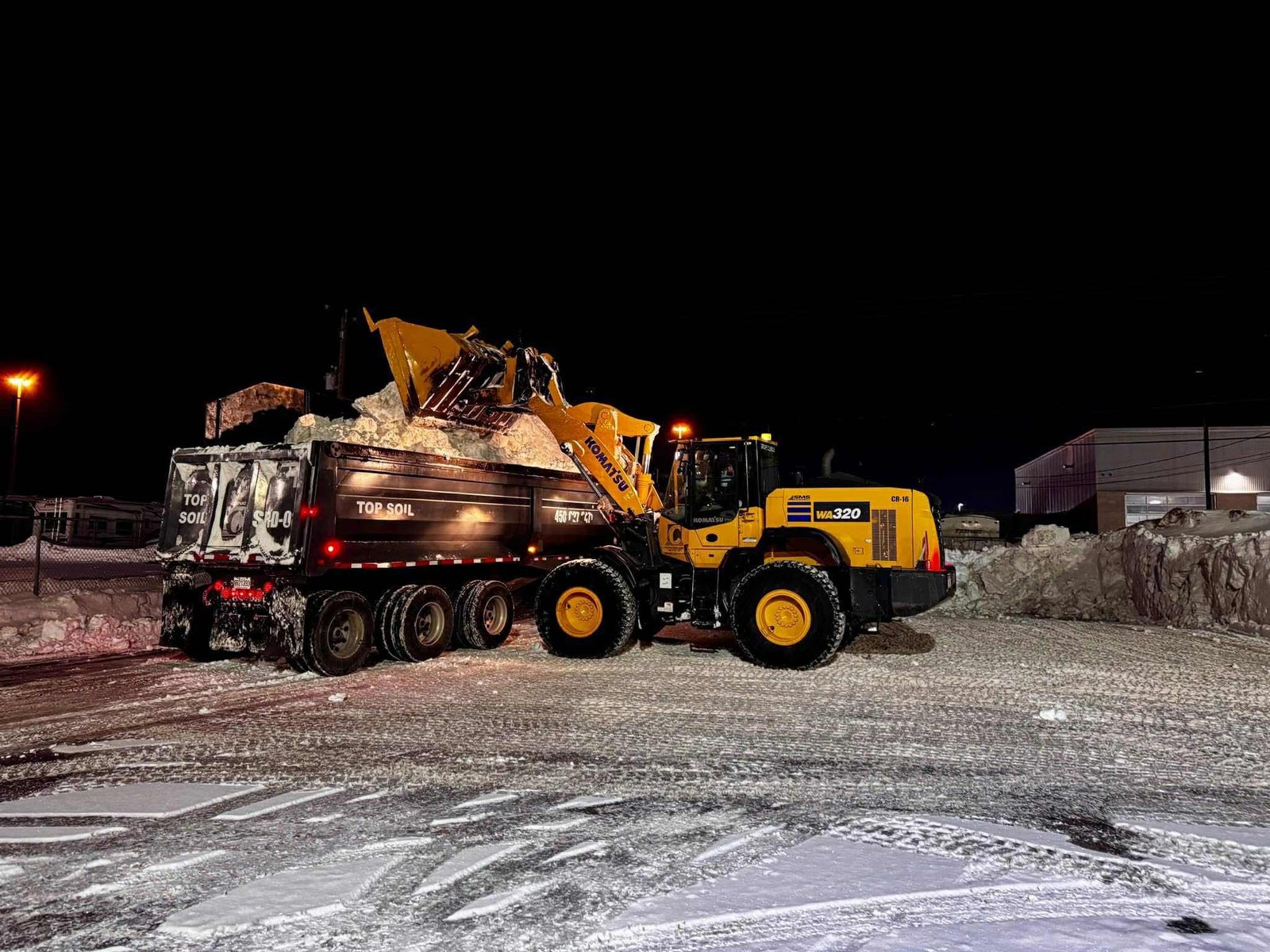 Chargement de nuit – camion benne