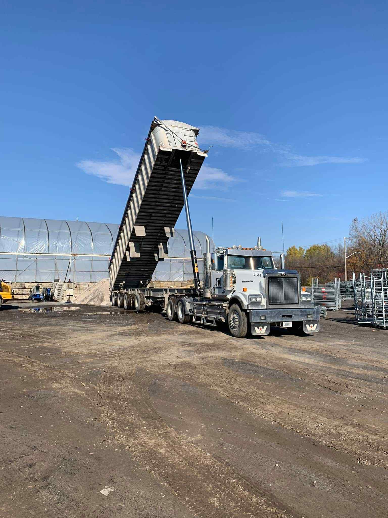 Semi-remorque en déchargement